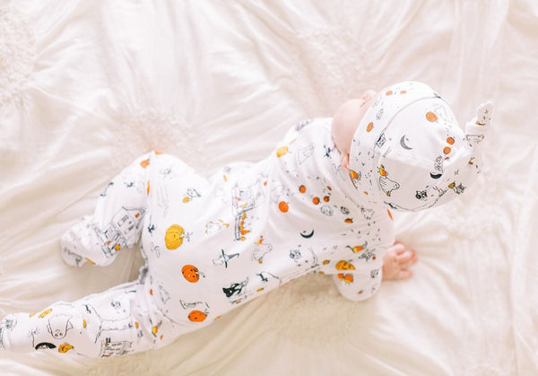 Halloween baby pajamas pumpkin Petidoux Halloween pajamas pumpkins baby onesie matching knotted hat  ghosts witches magic black cat candy corn Pima cotton boy playing Petidoux 
