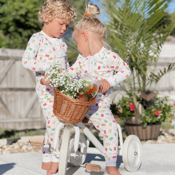 Gummy bear pajamas pjs boys girls cotton chemical-free cute candies colorful party long-sleeves happy girls playing in the backyard Petidoux
